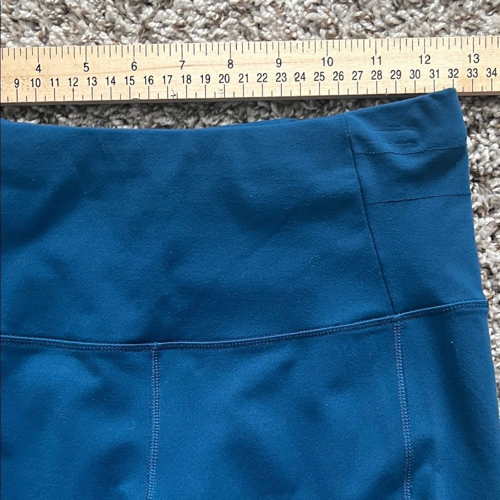 Like New! Oiselle Blue Teal Leggings with Mesh Panel Pockets in Size 4 - Picture 9 of 14